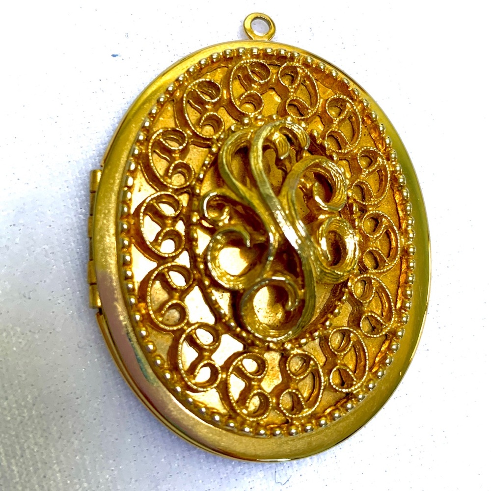 Vintage Sarah Coventry Goldtone Filigree Locket